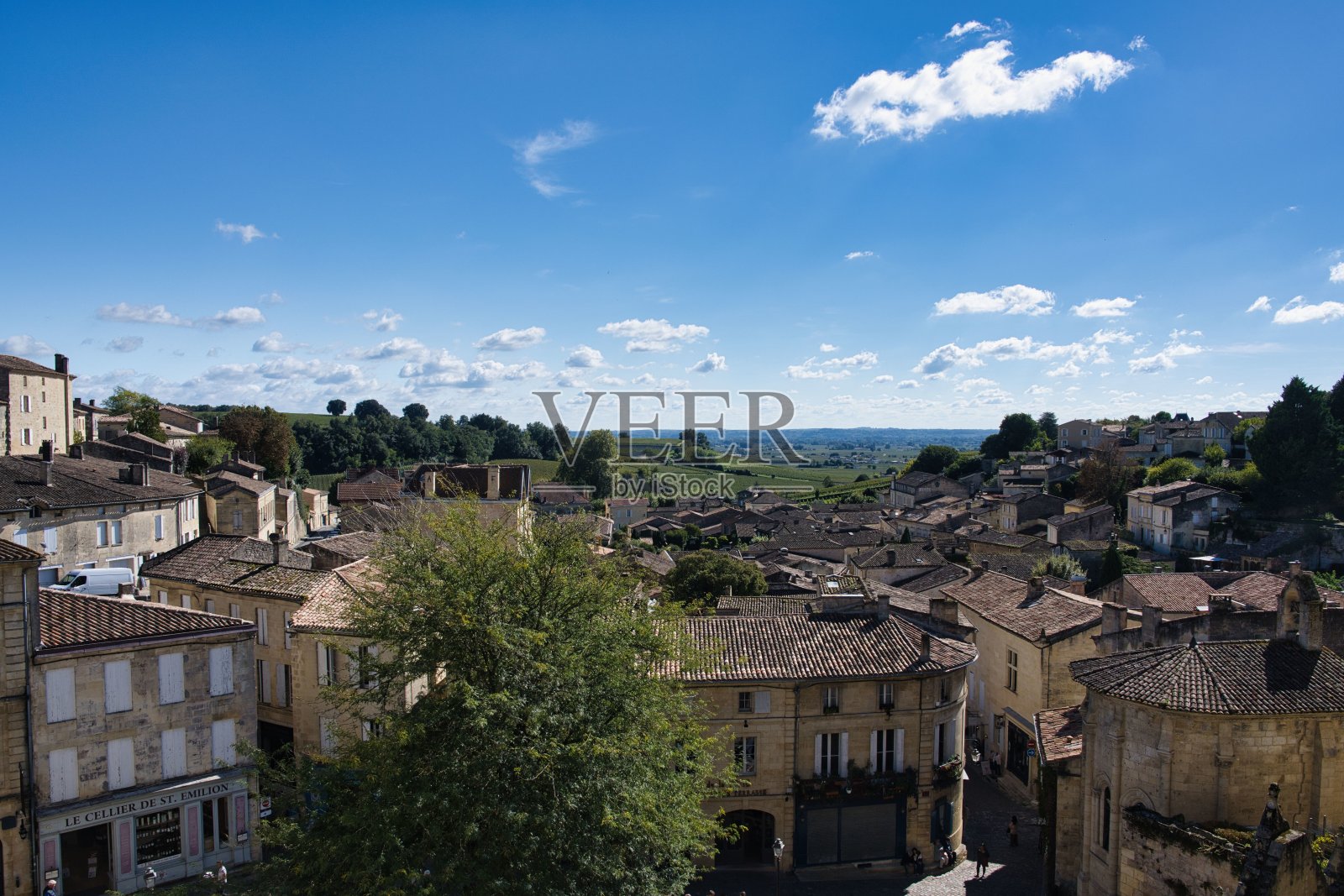 法国圣埃米利翁村美丽的葡萄园照片摄影图片