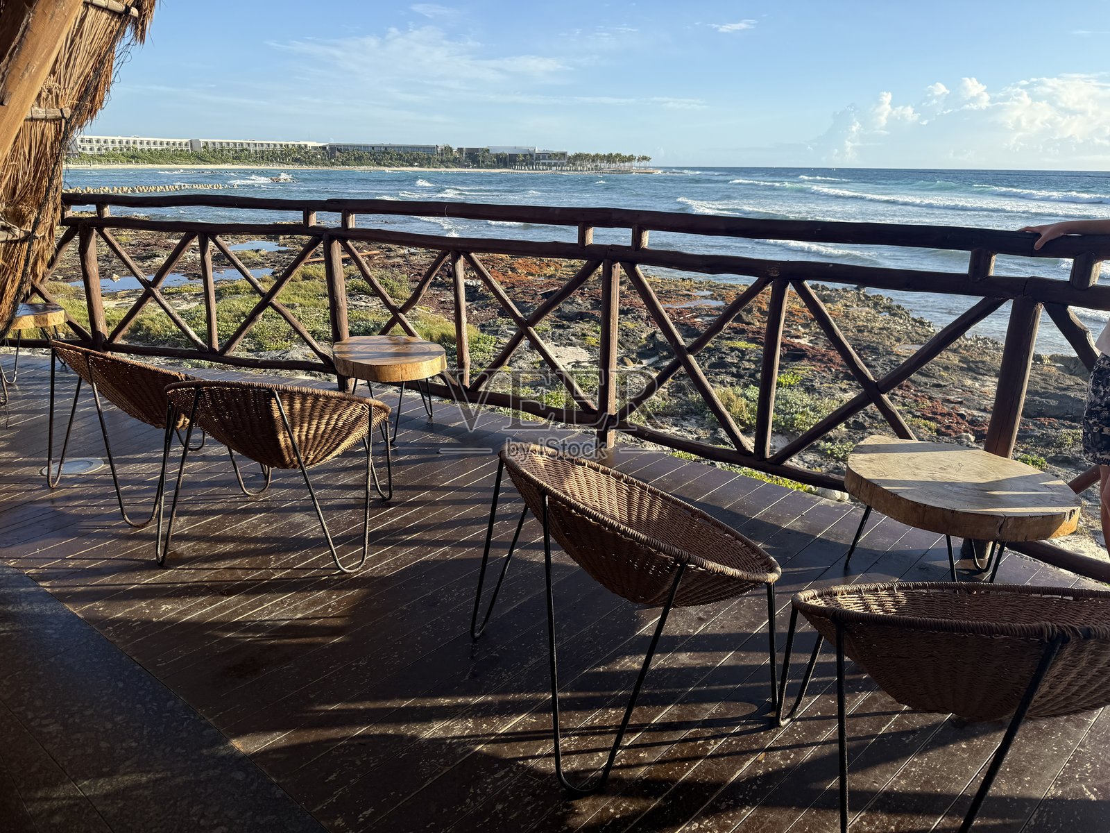 现代奢华波西米亚风格。海滨休闲区，设有宽敞的座位，适合在封闭的凉亭阳台上招待客人。木质露台。照片摄影图片