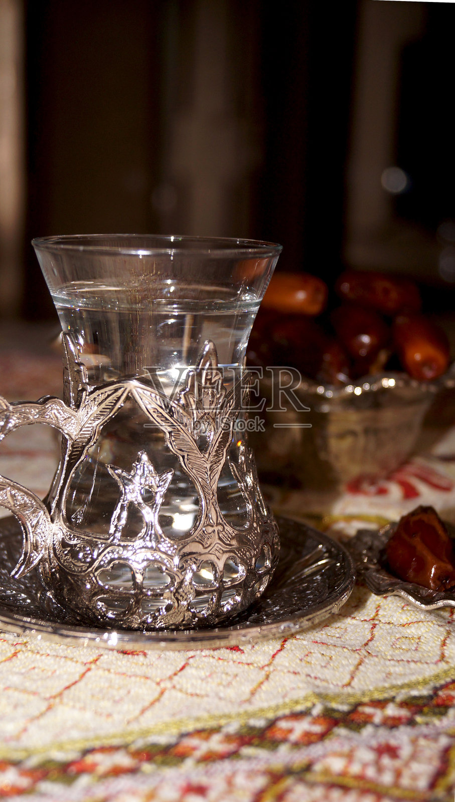 开斋时的水和枣子照片摄影图片