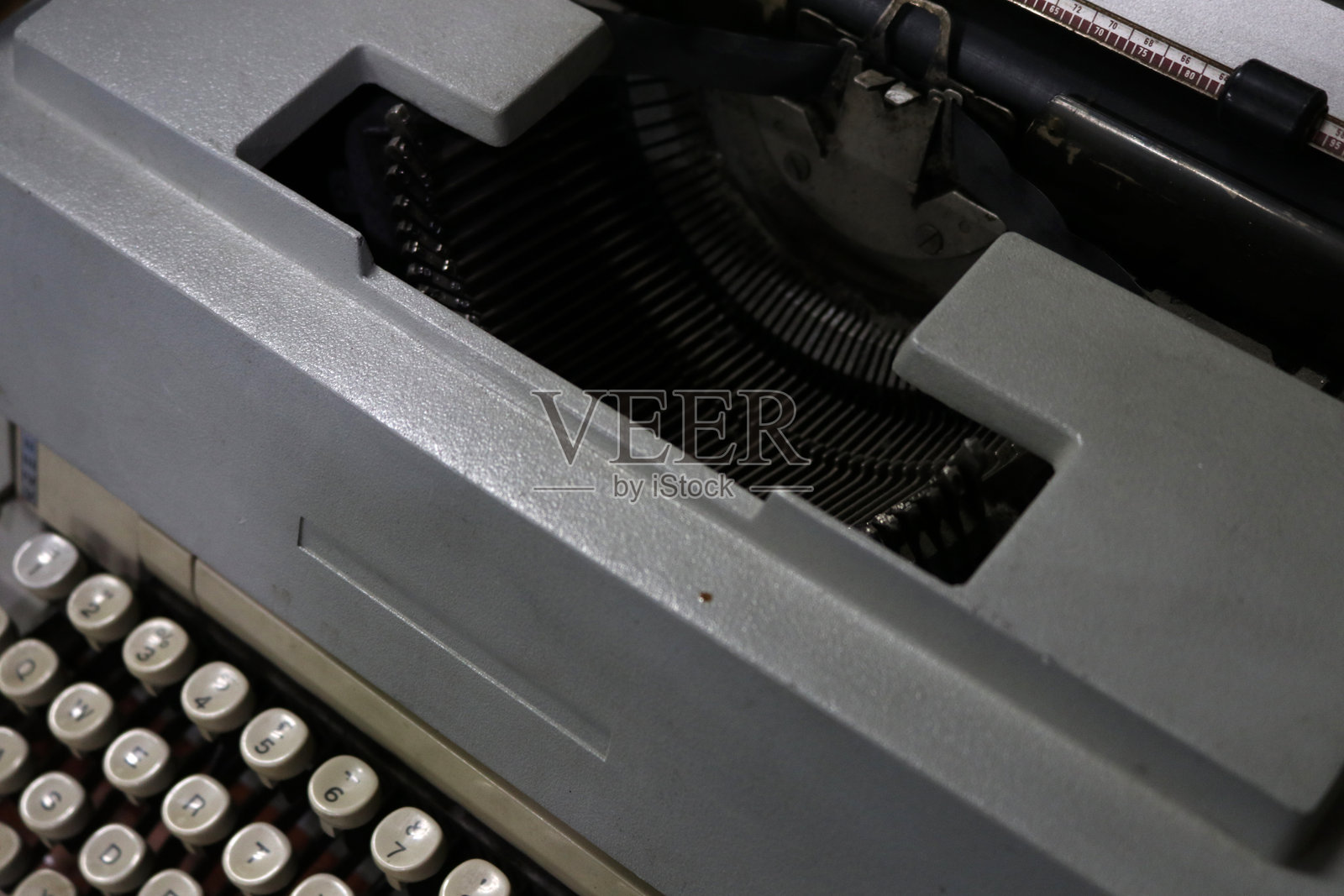 一台古老、磨损且杂乱的打字机的照片。照片摄影图片