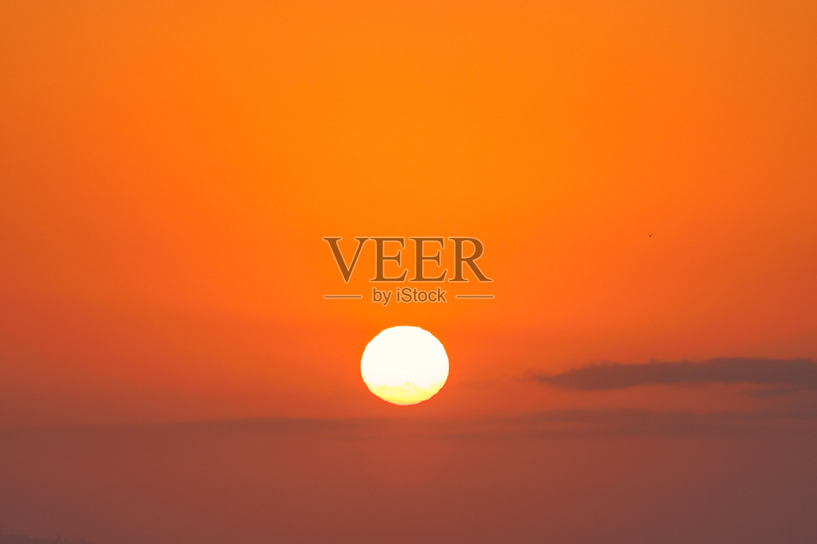 西班牙安达卢西亚马拉加海滨城市的日出景观。火红的日出，明亮而巨大的太阳主宰着橙色的天空。一天的完美结束。照片摄影图片