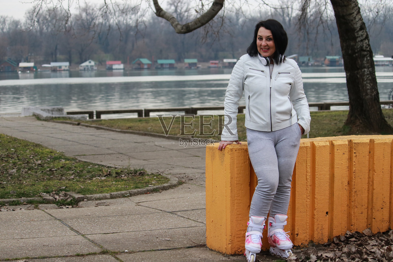 成熟的女性在滑旱冰，准备沿着河边滑行照片摄影图片