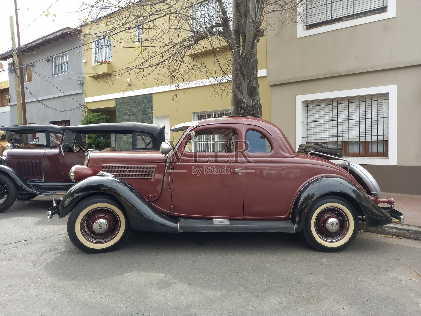 街道上的老红色深红色1935年福特V8轿跑,出现在经典汽车展上。照片摄影图片