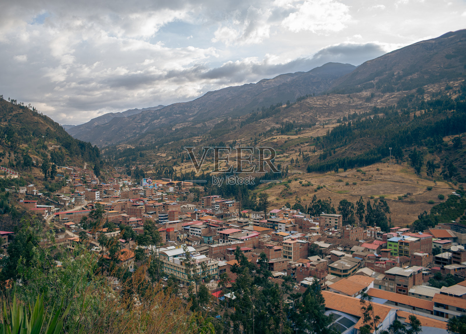 一个位于南美高原绿色山脉中的小镇。照片摄影图片