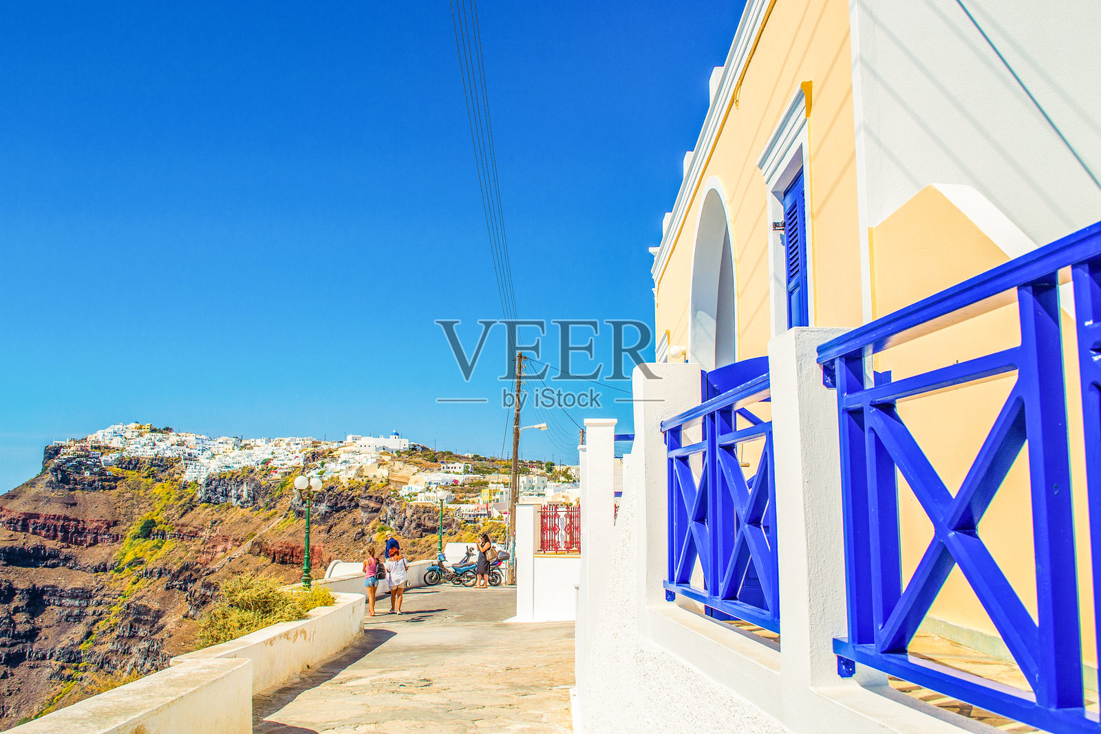 希腊风景如画的菲罗斯特法尼村悬崖顶小路照片摄影图片