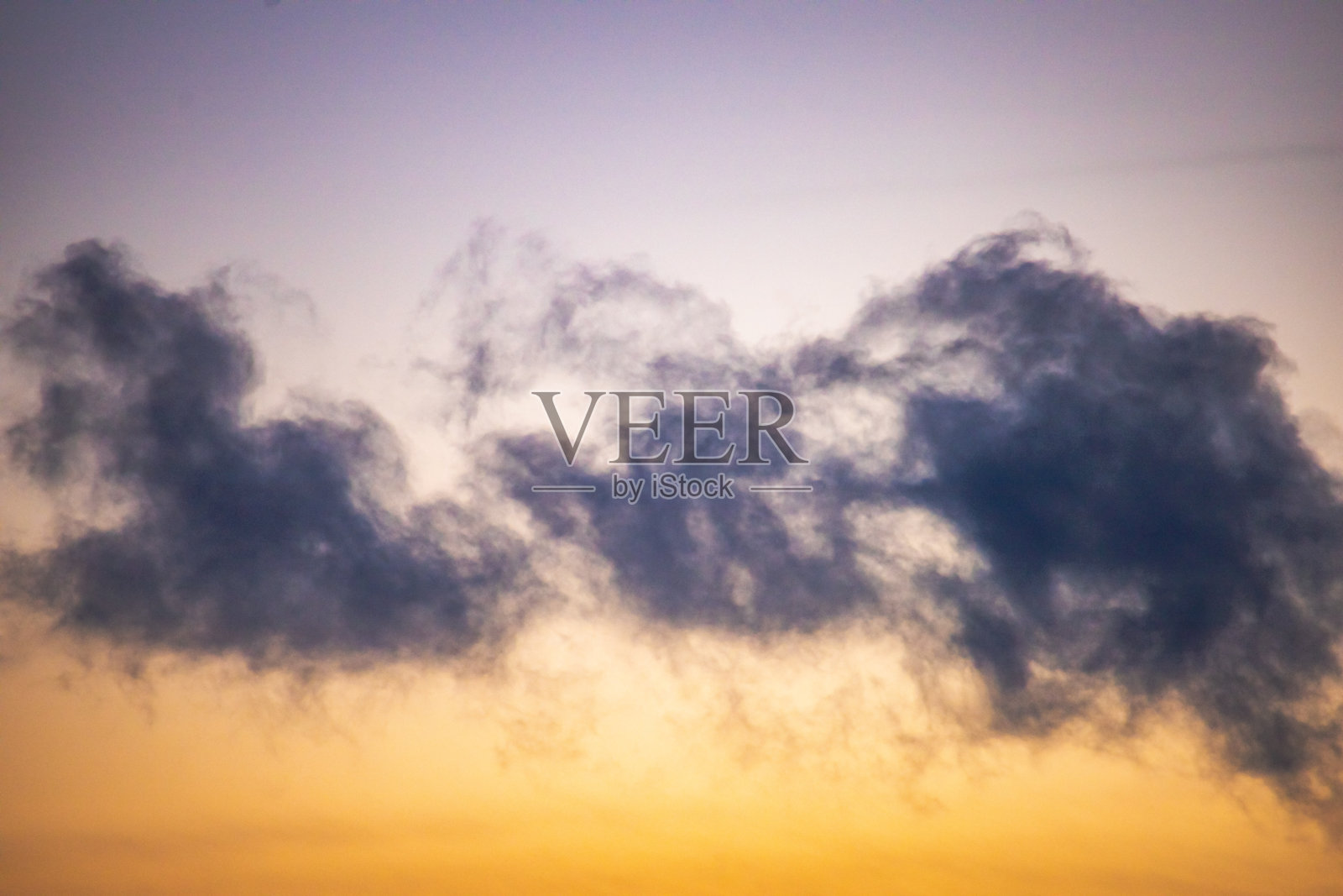 黄橙蓝色的晚霞背景，蓝色云彩的风景。令人惊叹的戏剧性天空。照片摄影图片