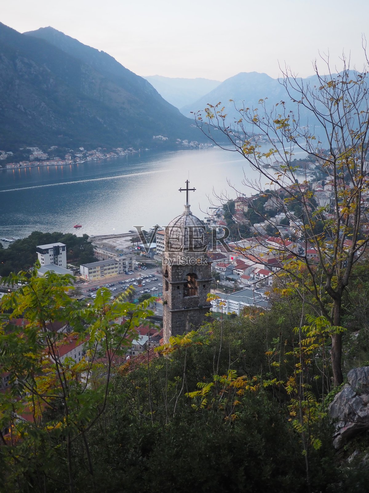 从黑山圣约翰堡垒俯瞰科托尔湾的全景日落。照片摄影图片