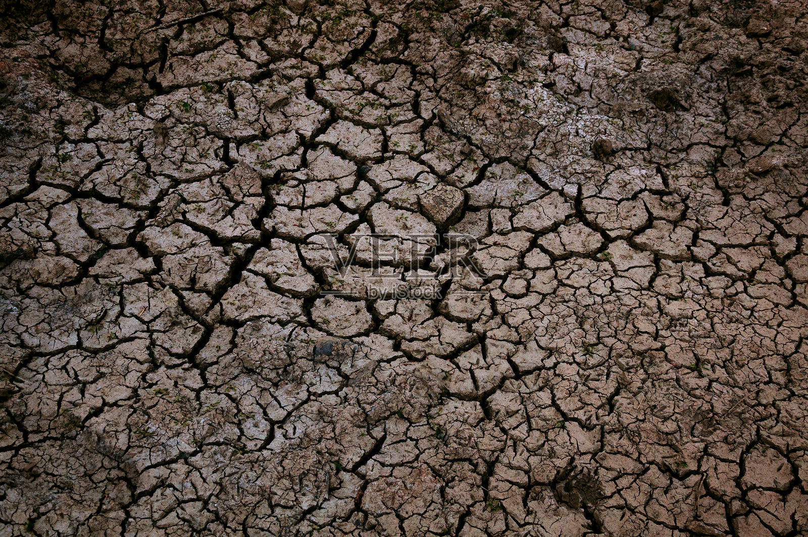 因干旱而开裂的土壤，棕色干燥的土壤或开裂的地面纹理背景，干旱，开裂的泥土。照片摄影图片