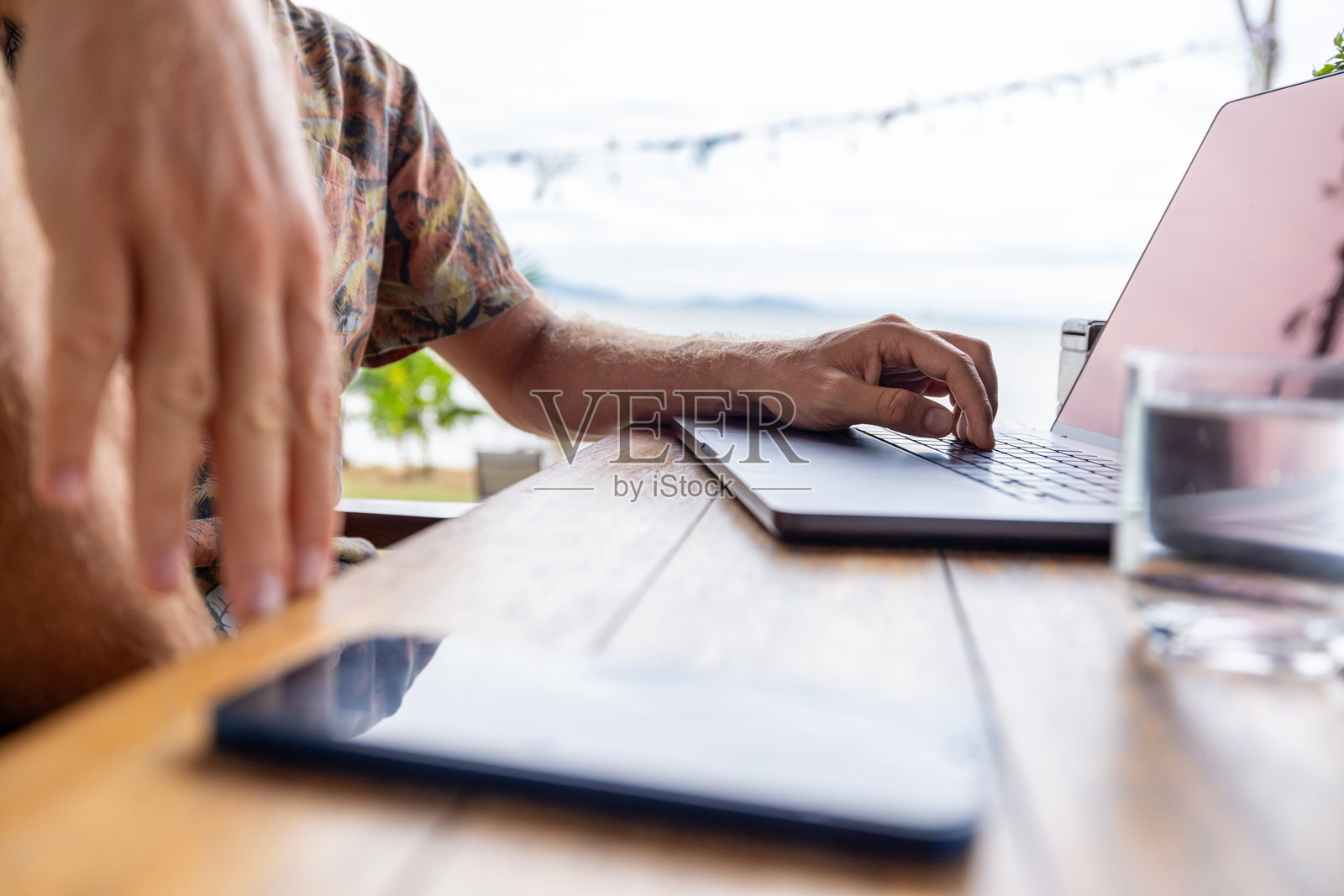 在木桌上户外使用笔记本电脑的人照片摄影图片