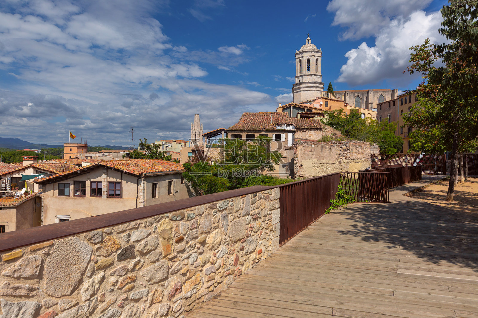 赫罗纳大教堂和中世纪城墙上的城市景观，西班牙赫罗纳照片摄影图片