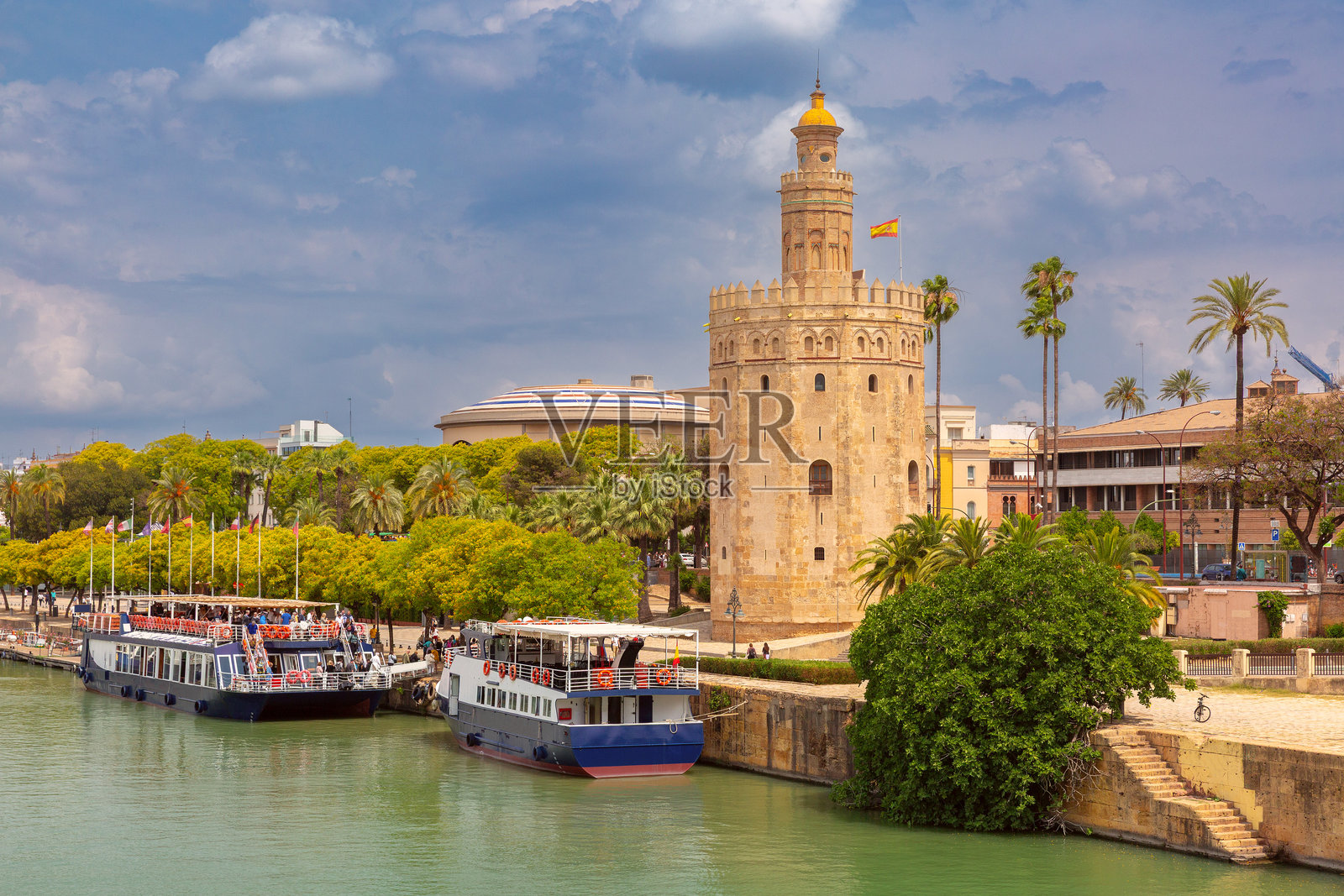 塞维利亚著名的金塔在阳光明媚的日子里。照片摄影图片