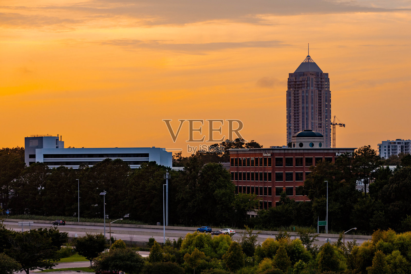 维吉尼亚海滩的垃圾山夏季日落映照在水面上照片摄影图片