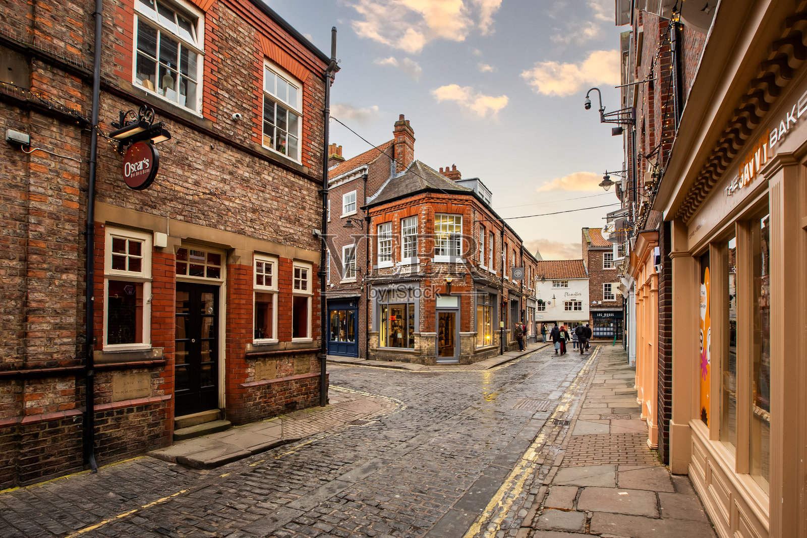 约克市斯温盖特地区历史建筑和当地商铺的全景风景照片摄影图片