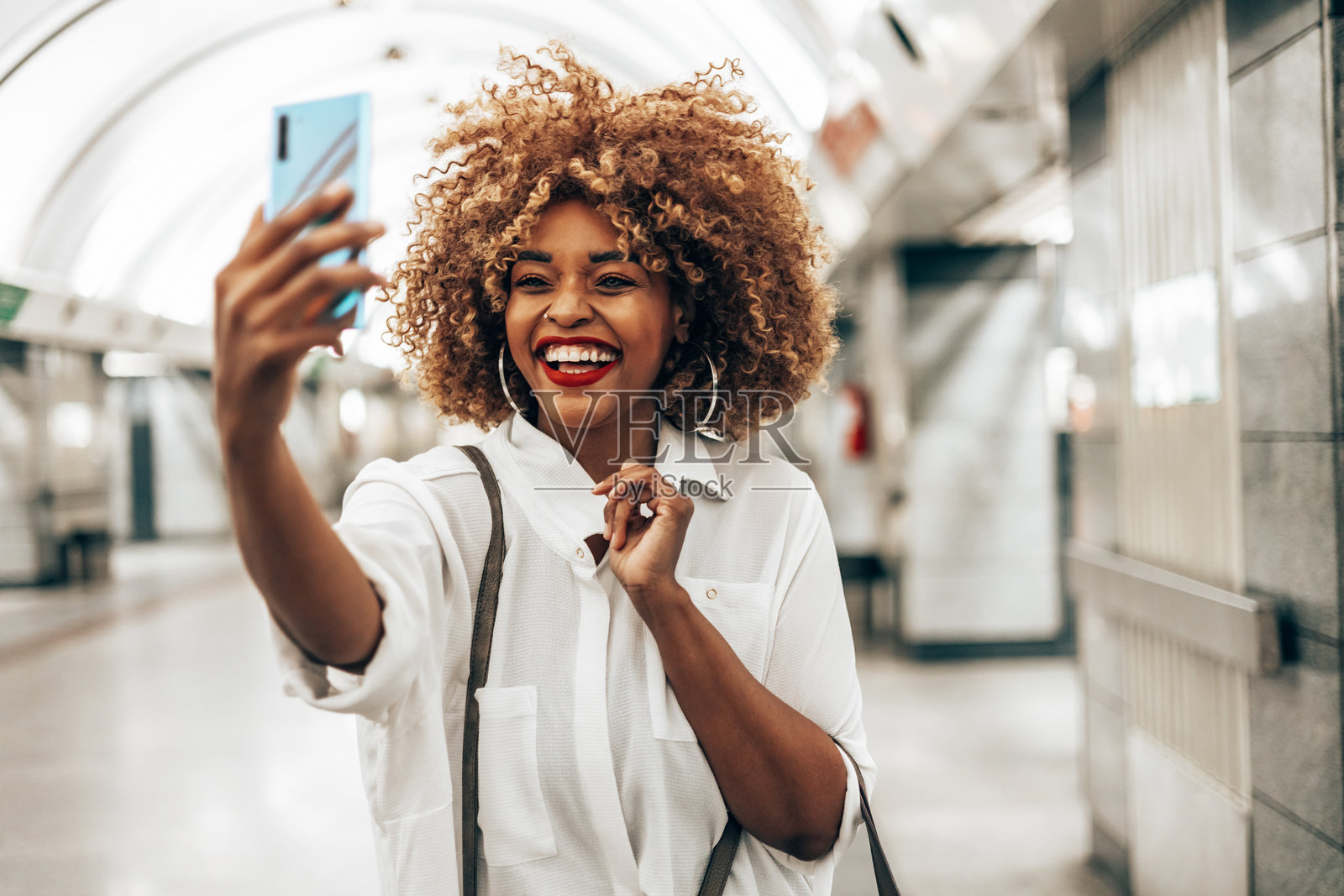 美丽的黑人女商人在城市街道上照片摄影图片
