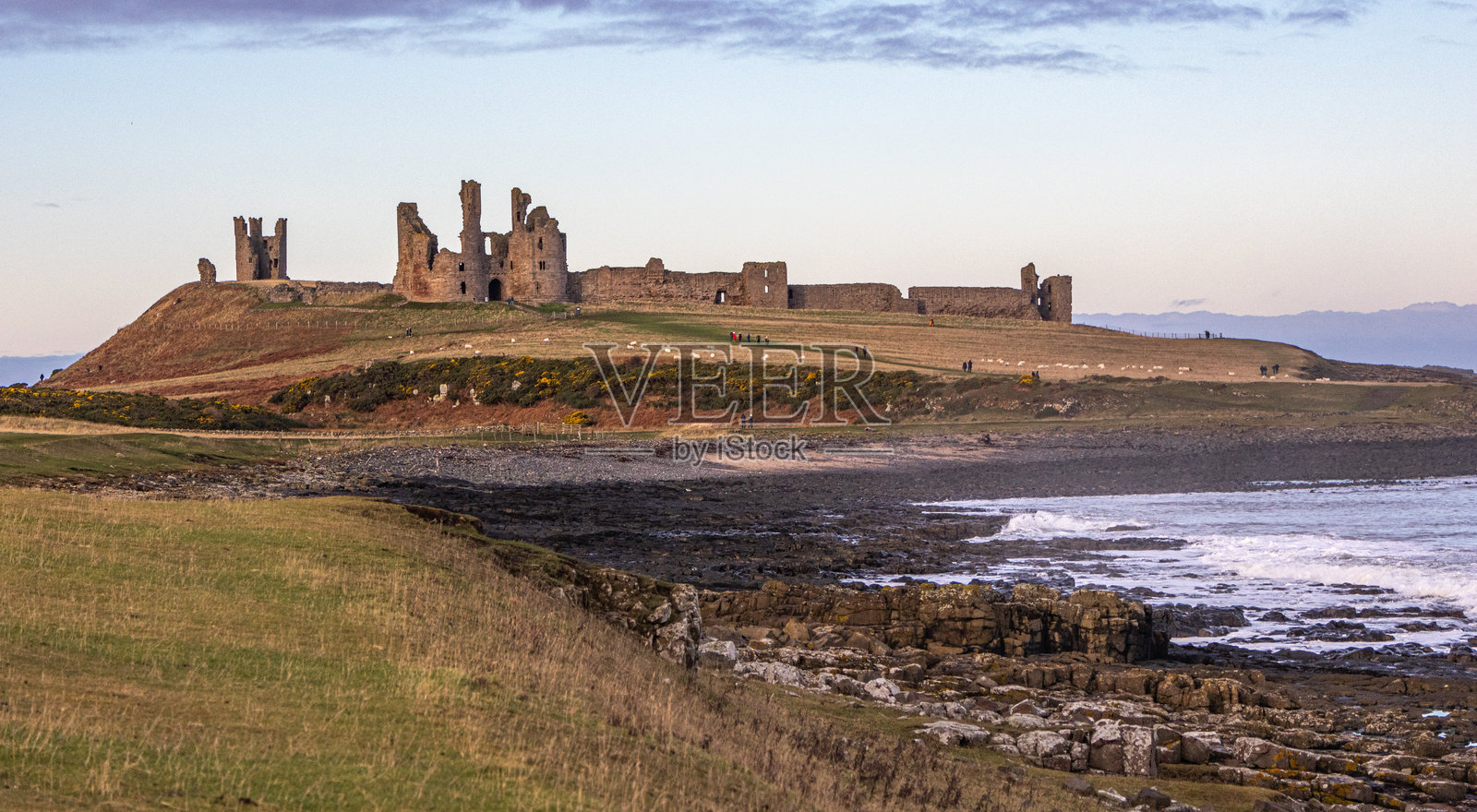 从克拉斯特步道看到的邓斯坦堡城堡照片摄影图片