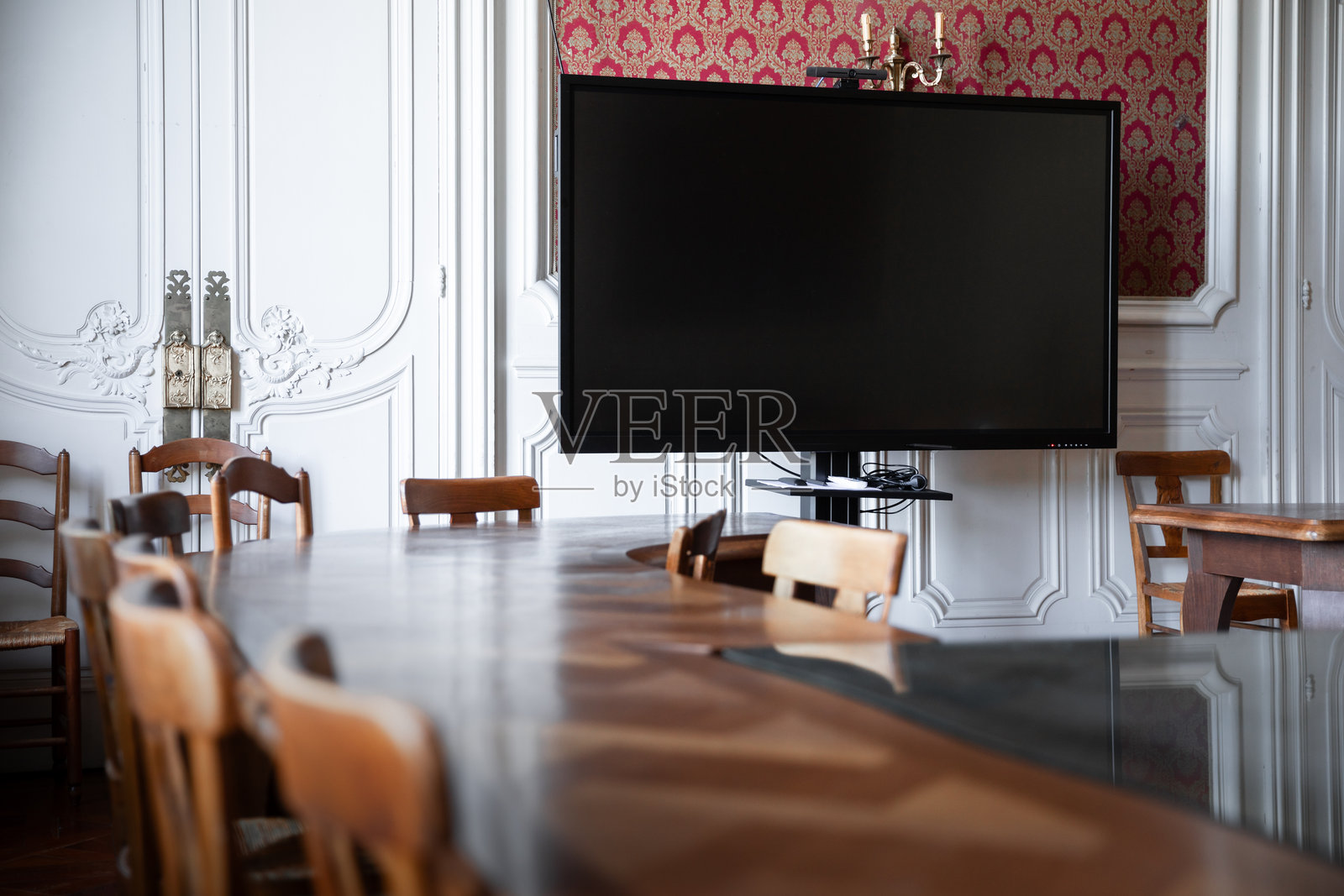 现代电视关闭在法国阿姆布罗奈市政厅的经典与古老会议室内照片摄影图片
