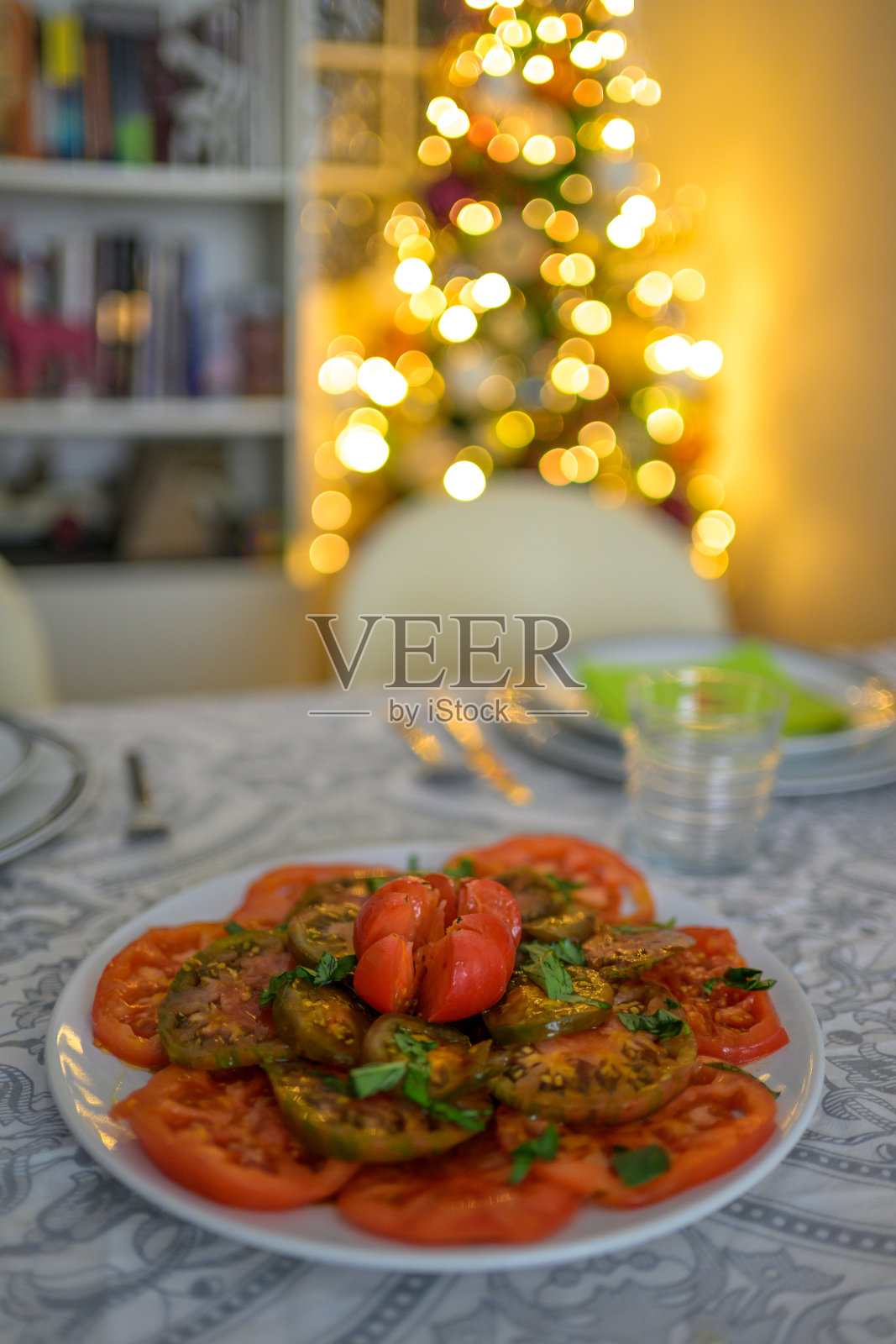 圣诞餐桌布置，色彩缤纷的菜肴和节日装饰照片摄影图片