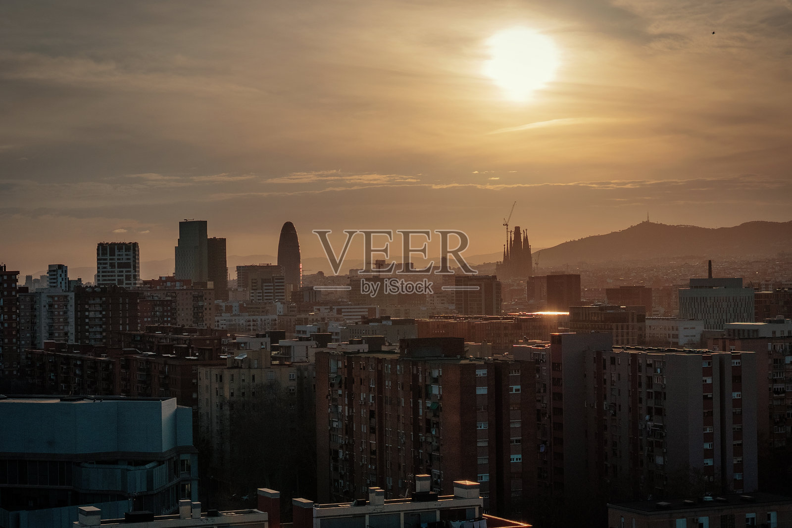 巴塞罗那天际线与圣家堂照片摄影图片