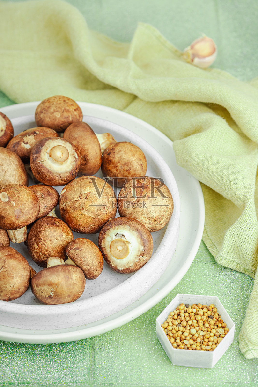 新鲜的生克里米蘑菇，搭配香料和草药。健康的素食烹饪食材照片摄影图片