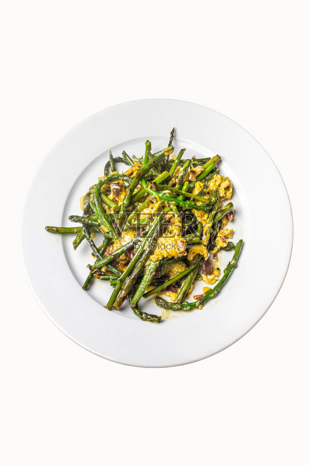 白盘上盛放的炒野生芦笋，健康美味的餐点照片摄影图片