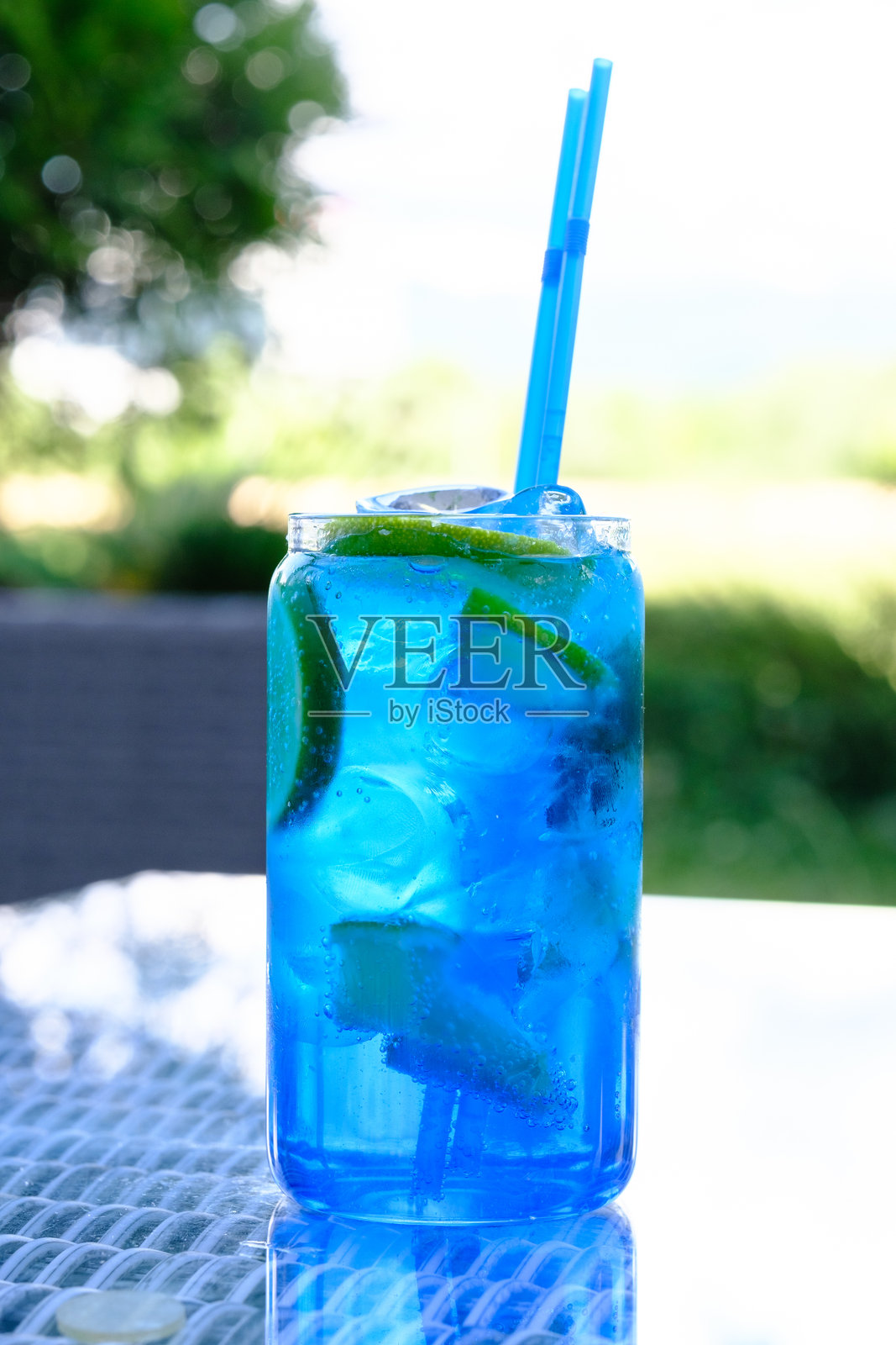 清爽的蓝色冰饮料配青柠照片摄影图片