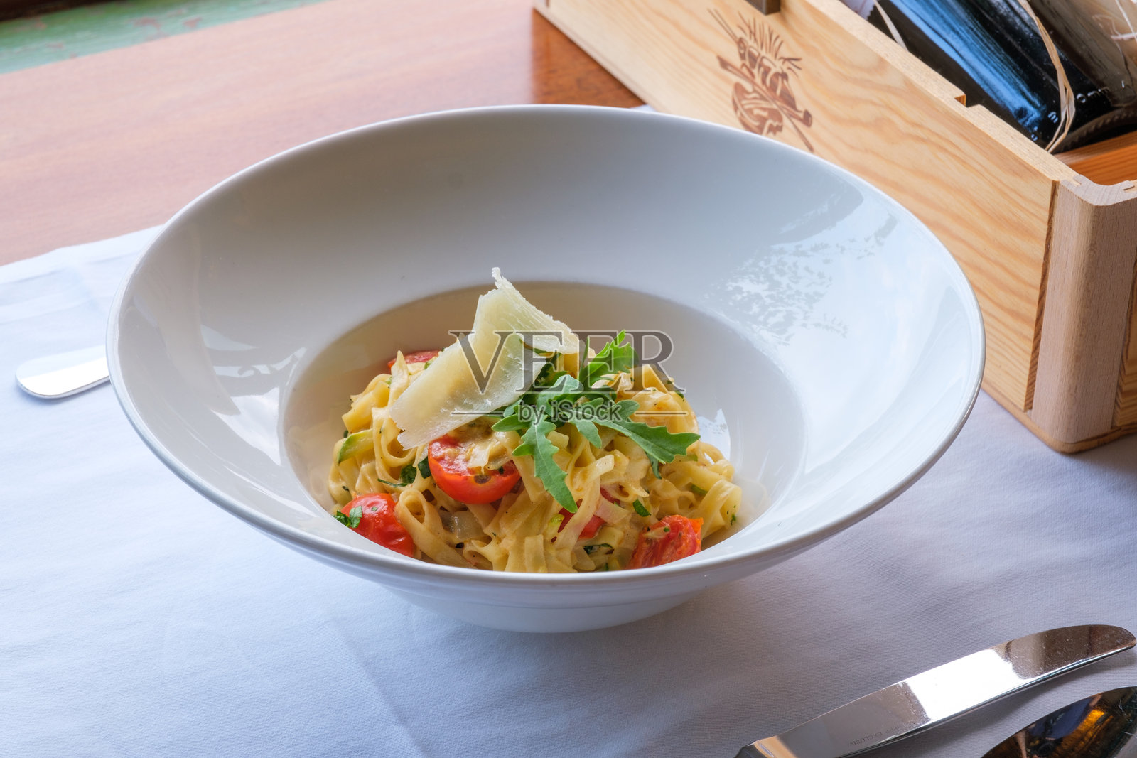 一盘番茄奶酪意大利面照片摄影图片