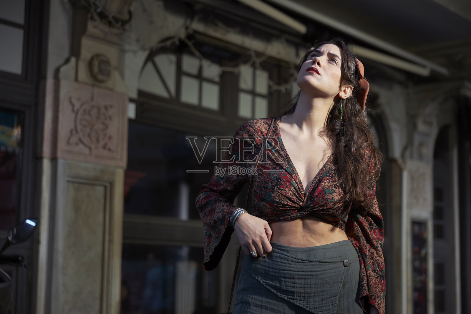 年轻女性与古老建筑细节的照片系列照片摄影图片