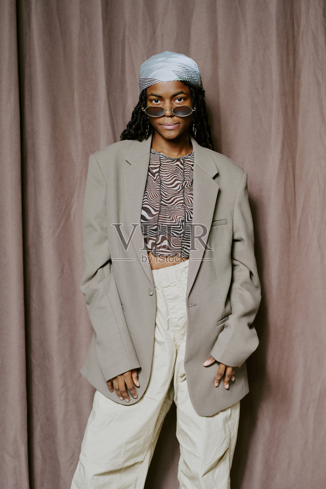 微笑女性的肖像，穿着时尚夹克和头巾照片摄影图片