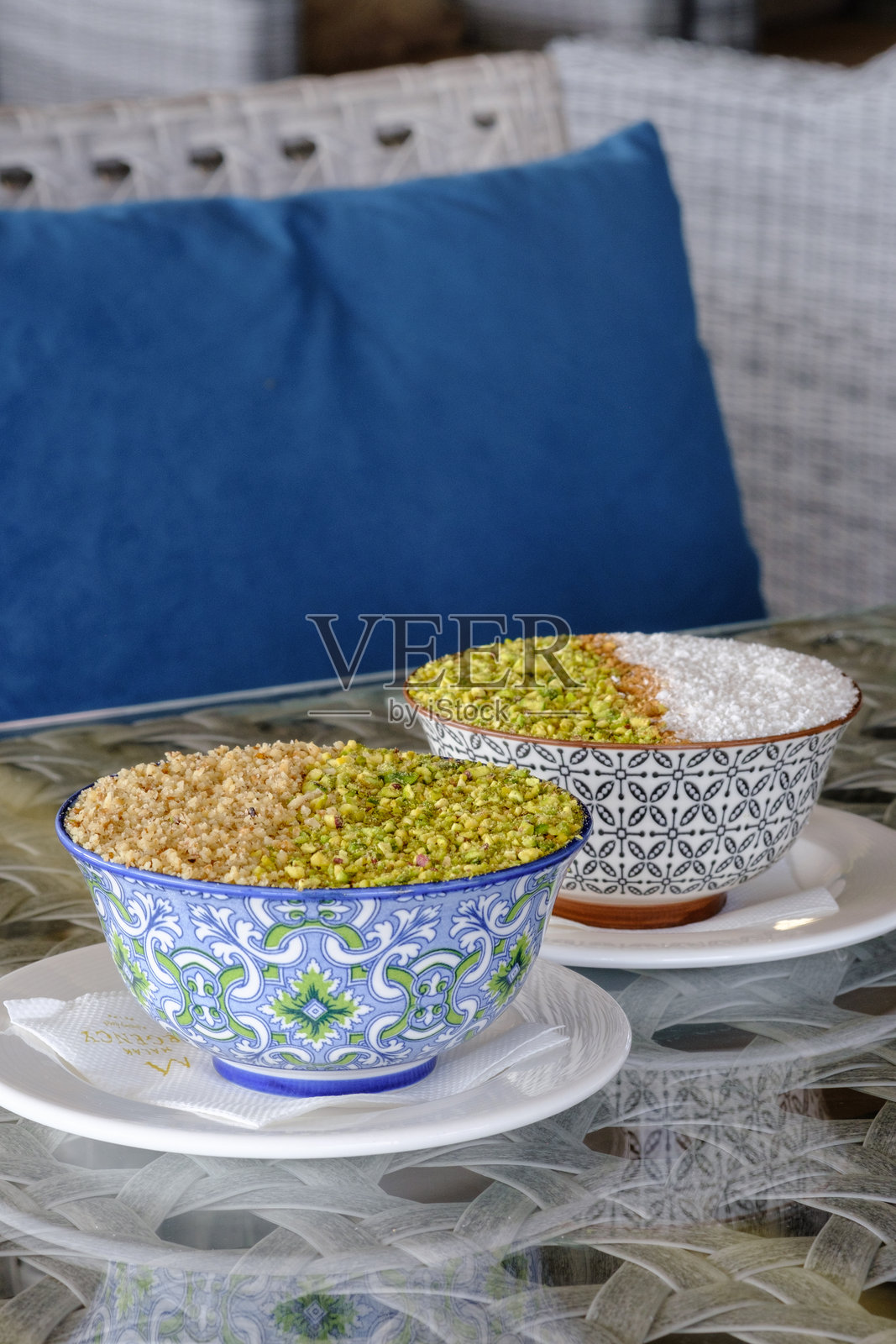 两碗撒有开心果和坚果的甜点照片摄影图片