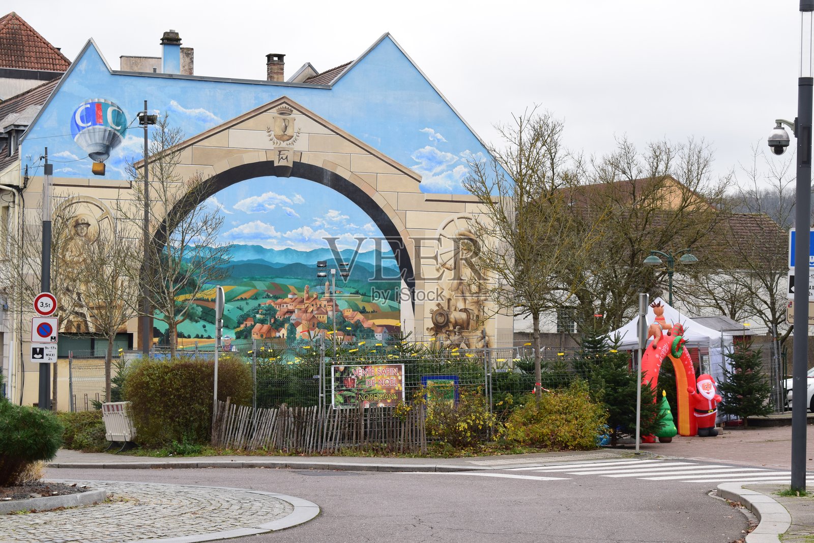 老城区交通环岛的圣诞树销售照片摄影图片