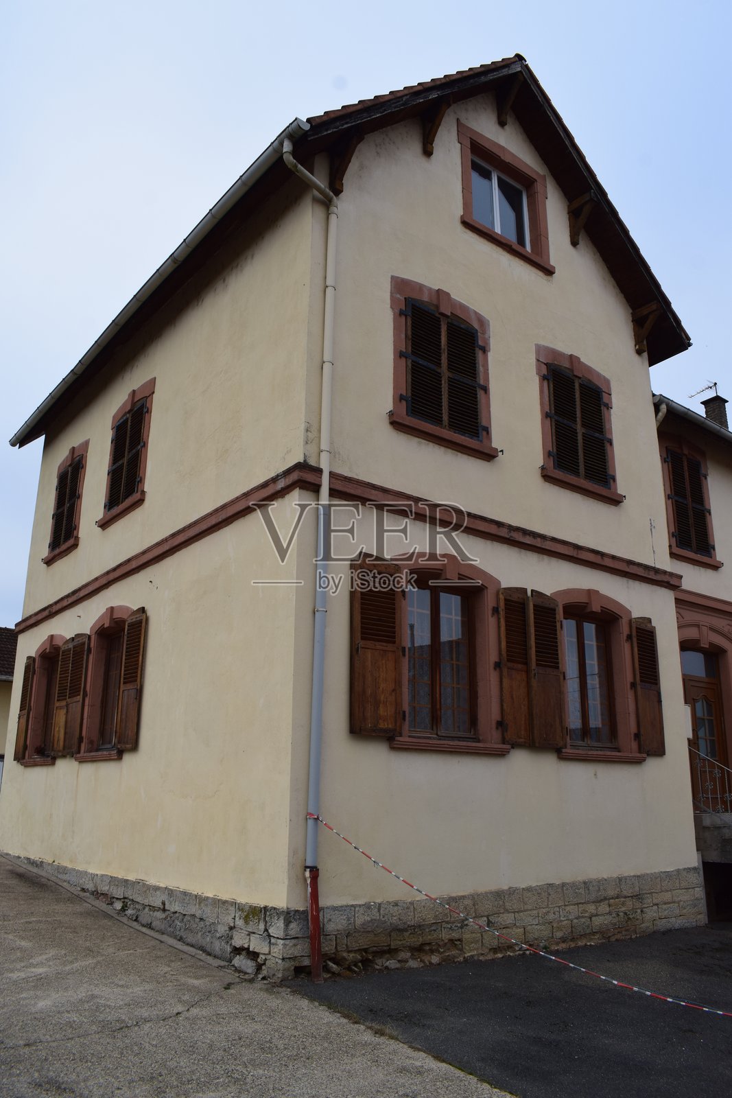 经典的乡村房屋,配有木制百叶窗照片摄影图片