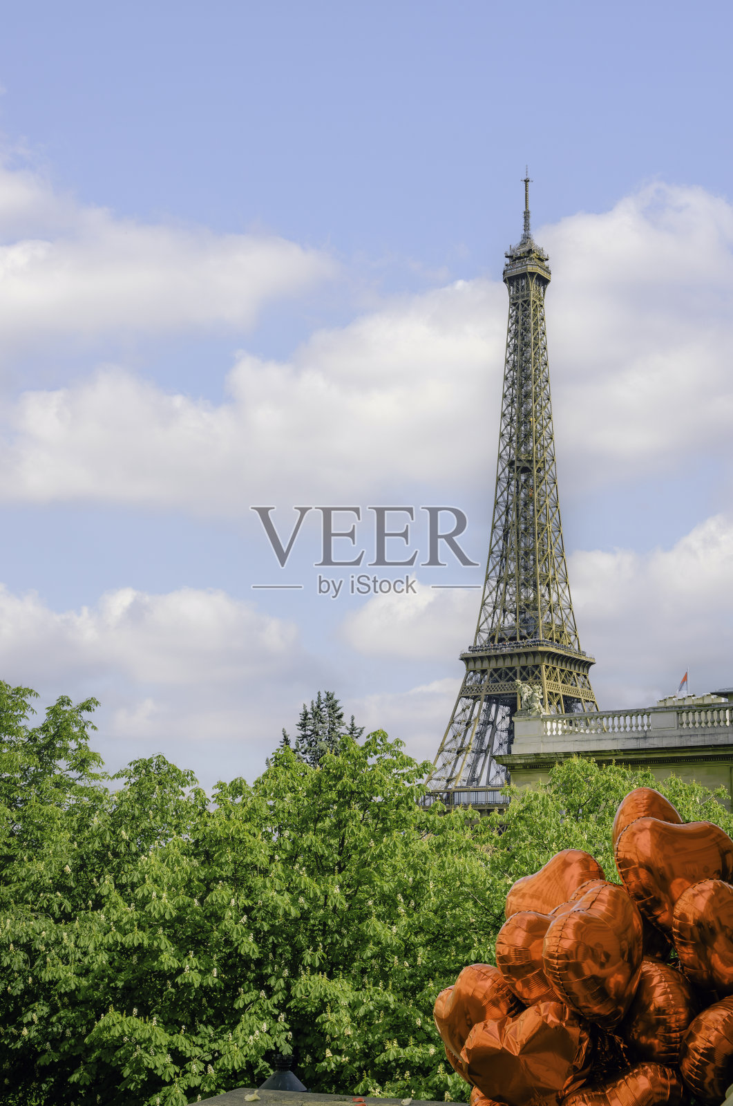 阳光明媚的巴黎，埃菲尔铁塔与心形气球照片摄影图片