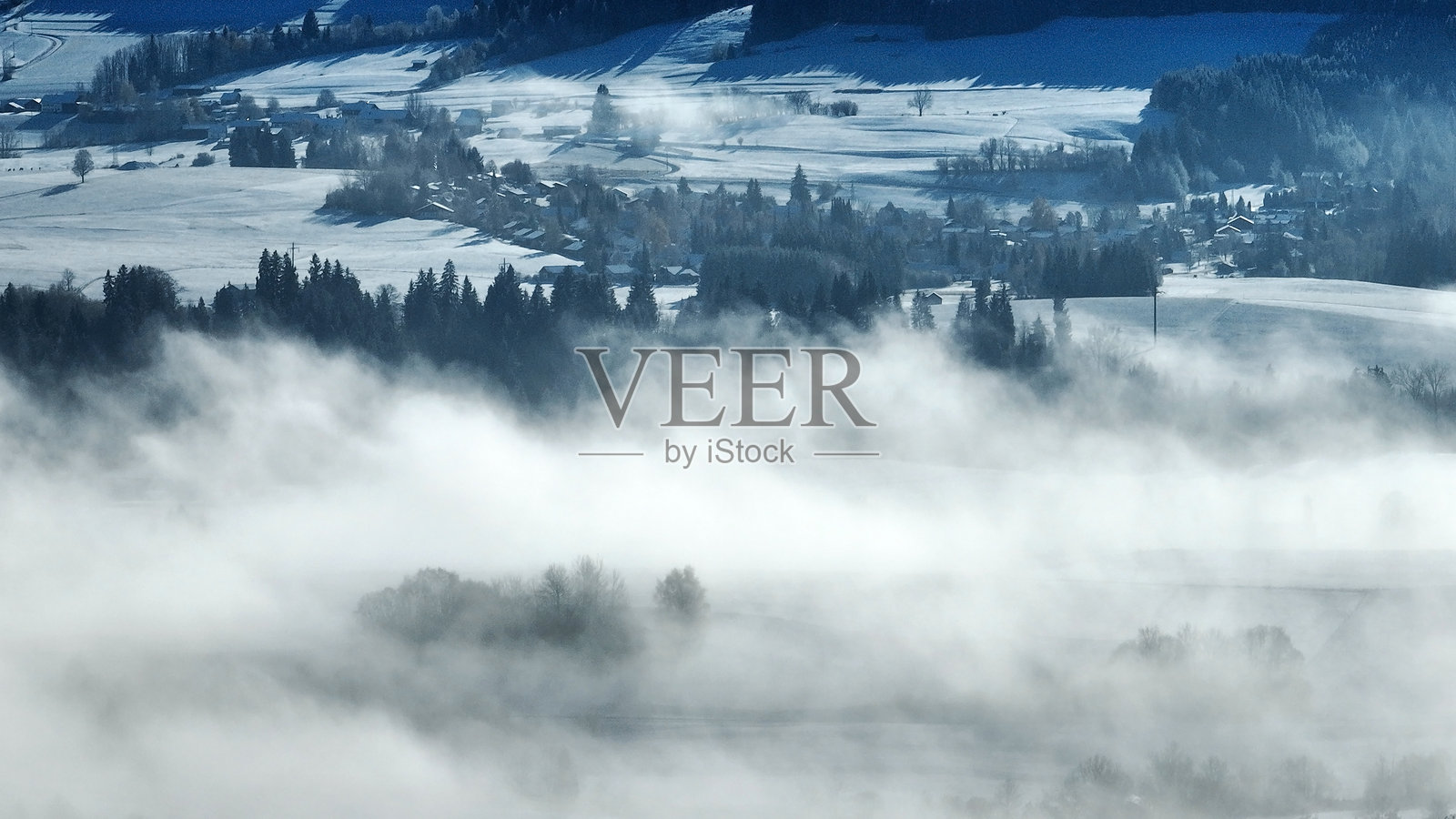 冬季阿尔高阿尔卑斯山前谷地的雾霭无人机图像照片摄影图片