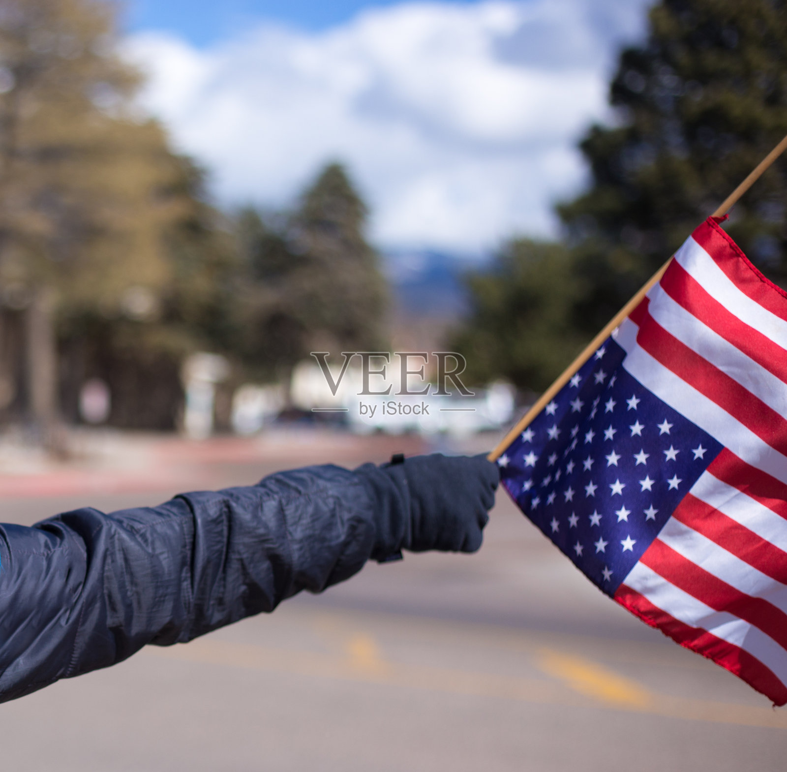 求救信号：倒挂的美国国旗挥手示意照片摄影图片