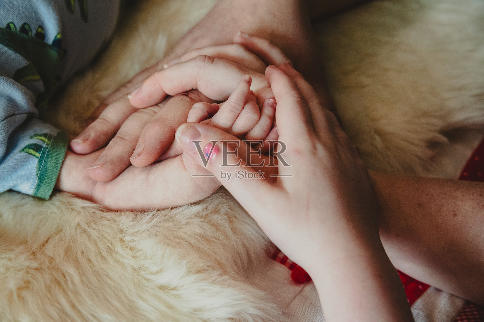 握着宝宝的手照片摄影图片