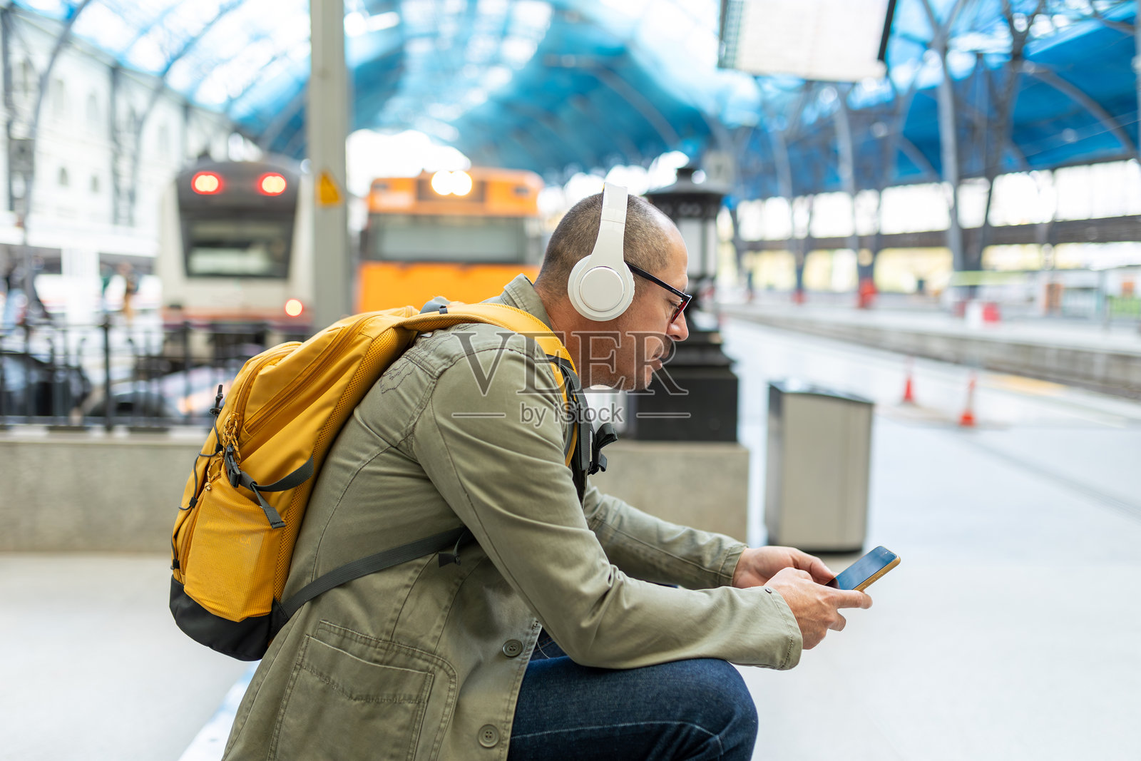 拉丁裔游客坐着等火车照片摄影图片