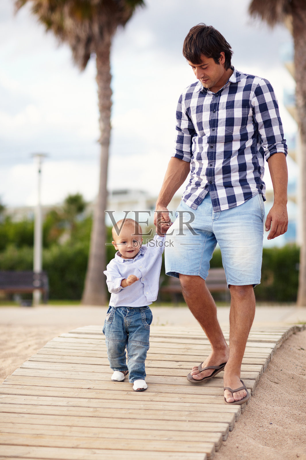 和爸爸一起外出照片摄影图片