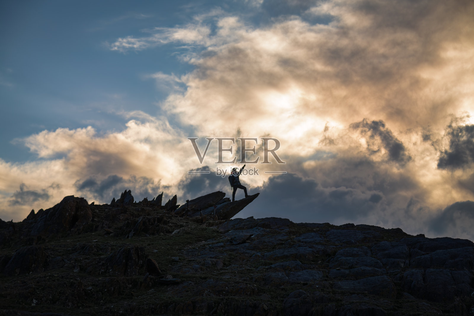 登山者可以在山顶体验户外自然。照片摄影图片