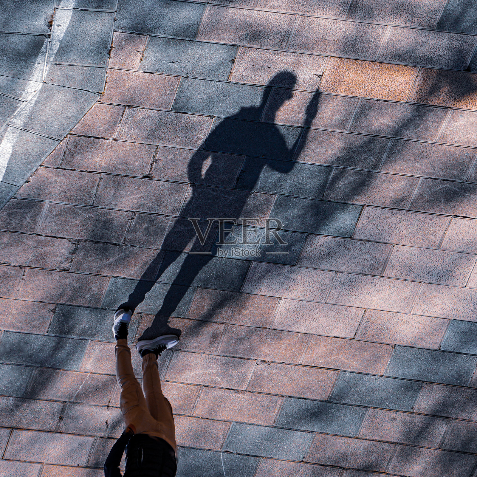 比尔巴鄂街道上行走的人们的影子照片摄影图片