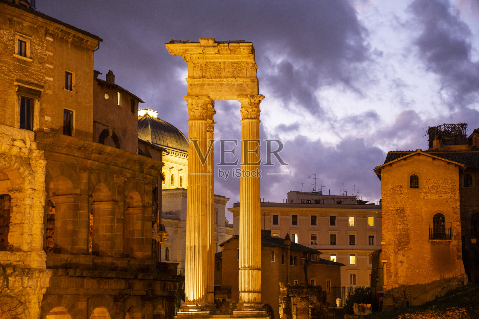 罗马角落上空的阴云傍晚天空，背景是马尔切洛剧院、阿波罗索萨诺神庙和罗马犹太教堂，拉齐奥，意大利照片摄影图片