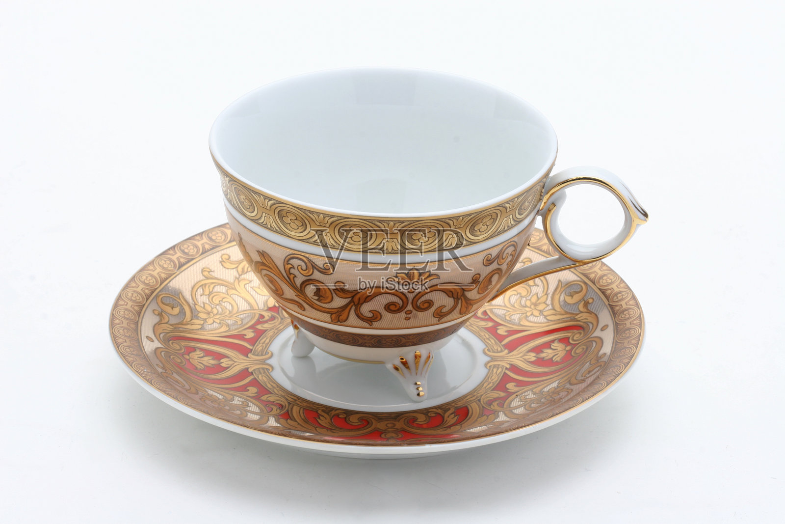 优雅的茶杯和碟子，带有华丽的巴洛克设计，饰有金色和红色细节，非常适合享受奢华的下午茶时光照片摄影图片