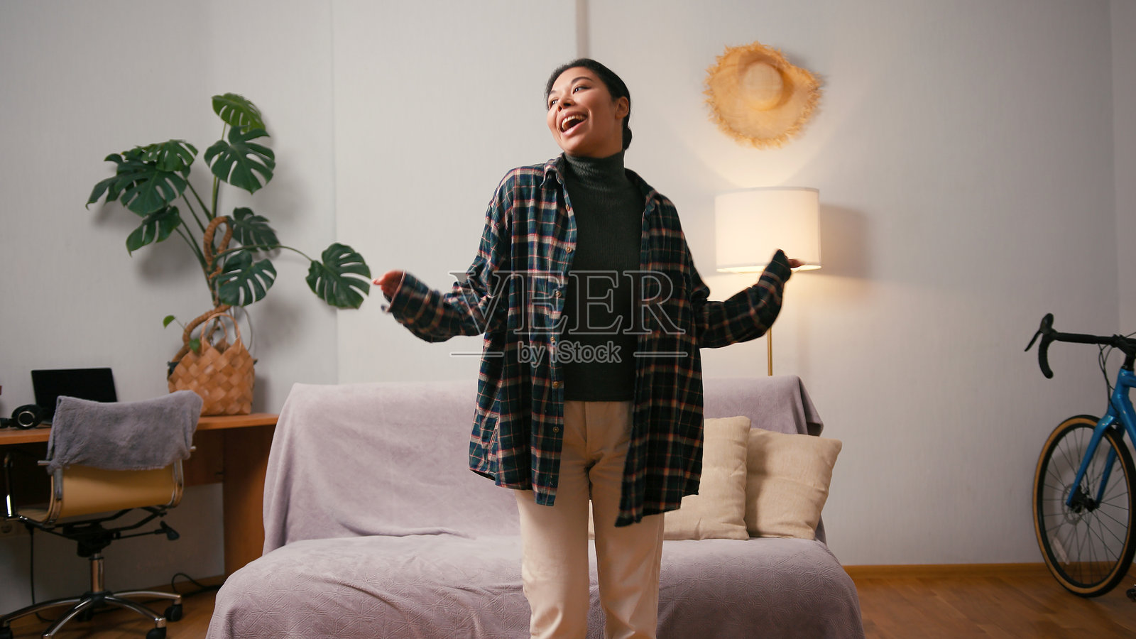 佩戴耳机的西班牙裔女性在智能手机上听音乐照片摄影图片