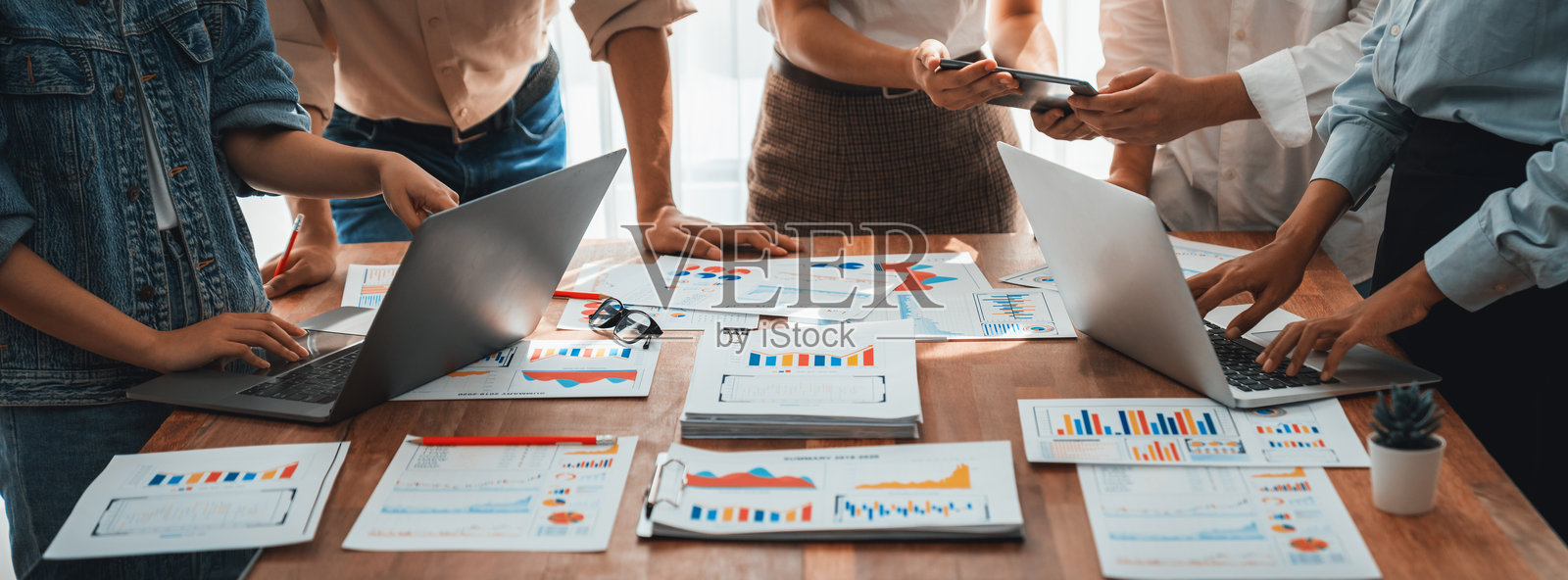 分析团队利用BI金融科技分析财务仪表板。照片摄影图片