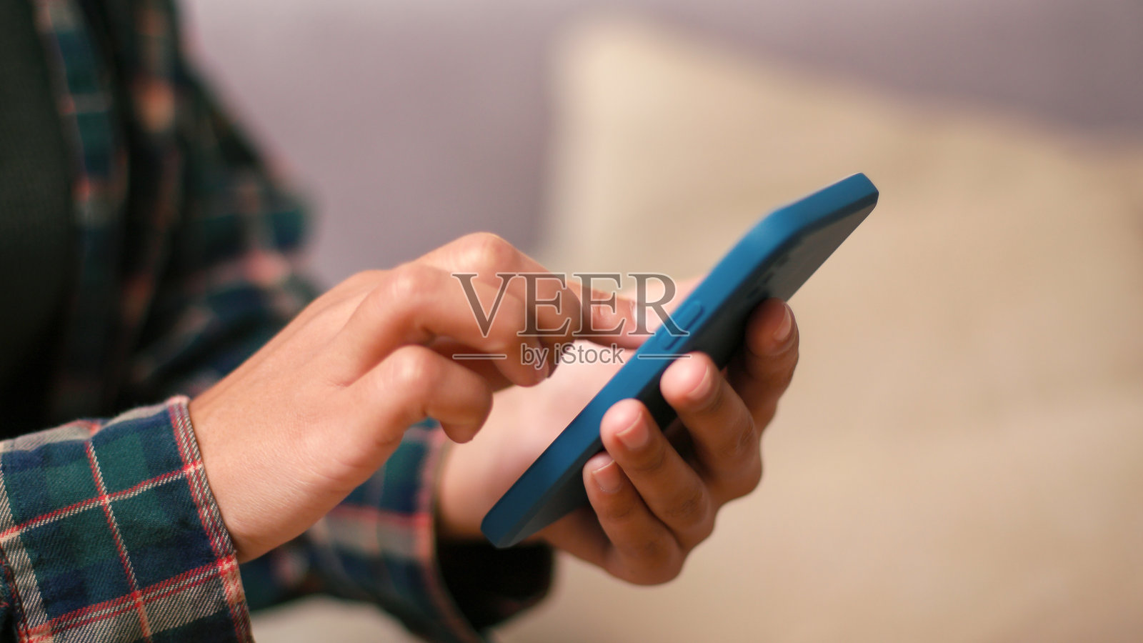 拉丁美洲女性在手机屏幕上发短信照片摄影图片