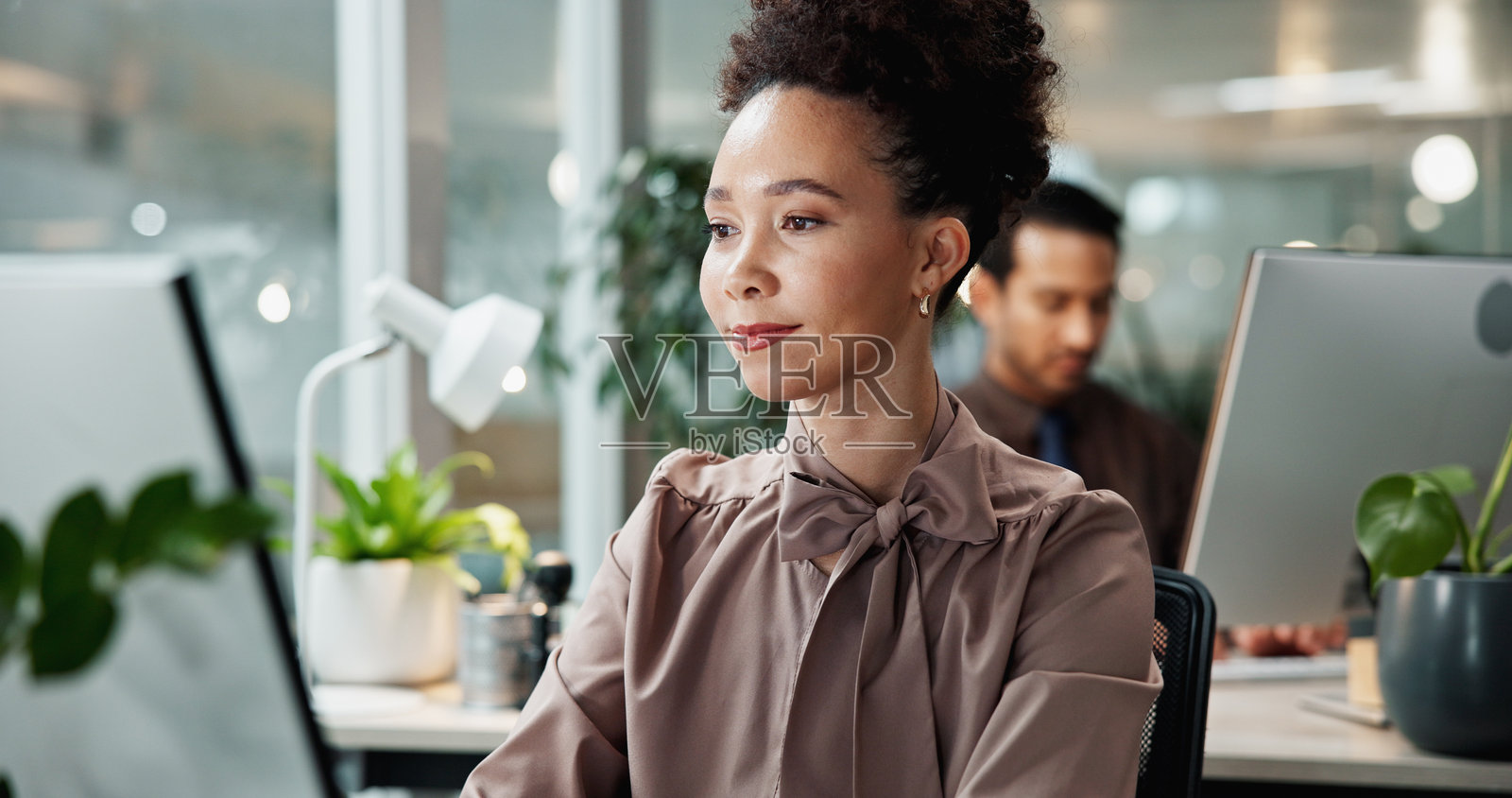 商务女性，使用电脑进行公司软件、数据分析或财务研究的会计师。在办公室工作的女性员工，使用台式电脑进行在线报告或应用程序。照片摄影图片