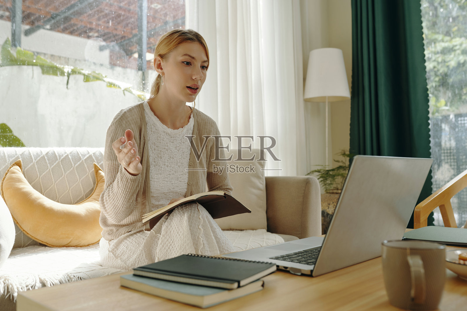 在舒适的家中进行在线会议照片摄影图片