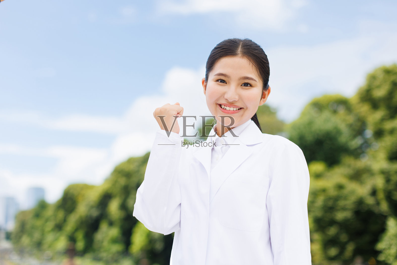 穿着实验室外套的亚洲少女照片摄影图片