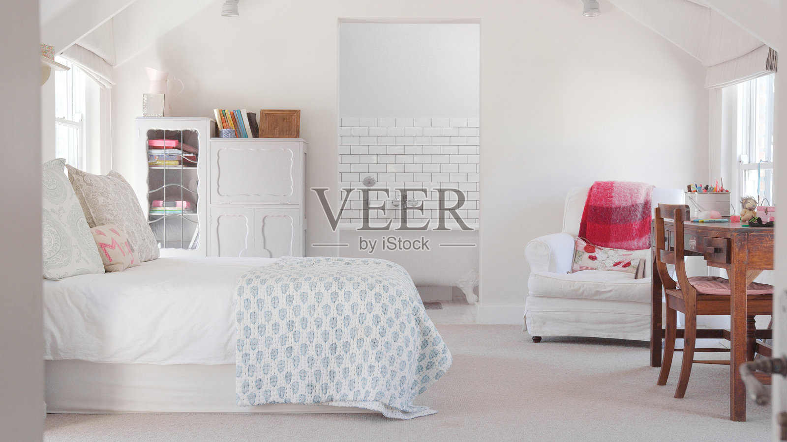 时尚空旷儿童卧室的室内，配有独立浴室照片摄影图片