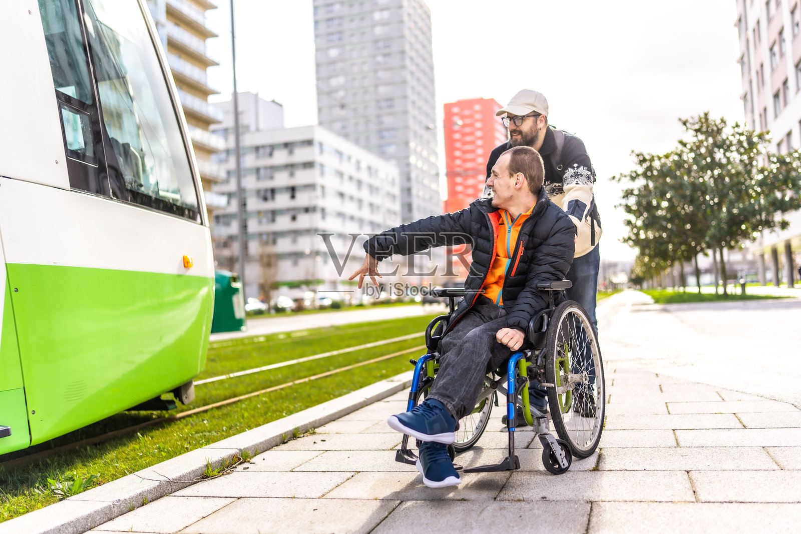 年轻的残疾人坐在轮椅上与朋友共度一天照片摄影图片