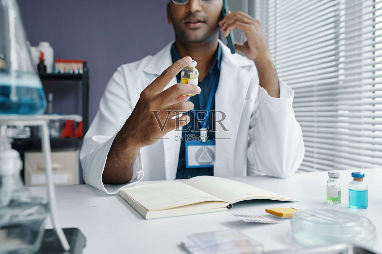 科学家在研究实验室进行实验照片摄影图片